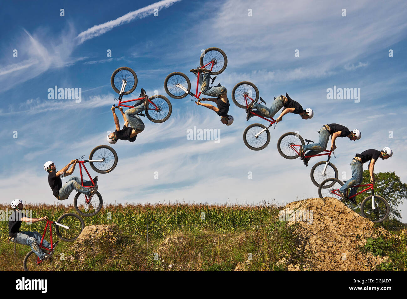 Mann durchführen Stunt auf bmx-Rad, digital composite Stockfoto