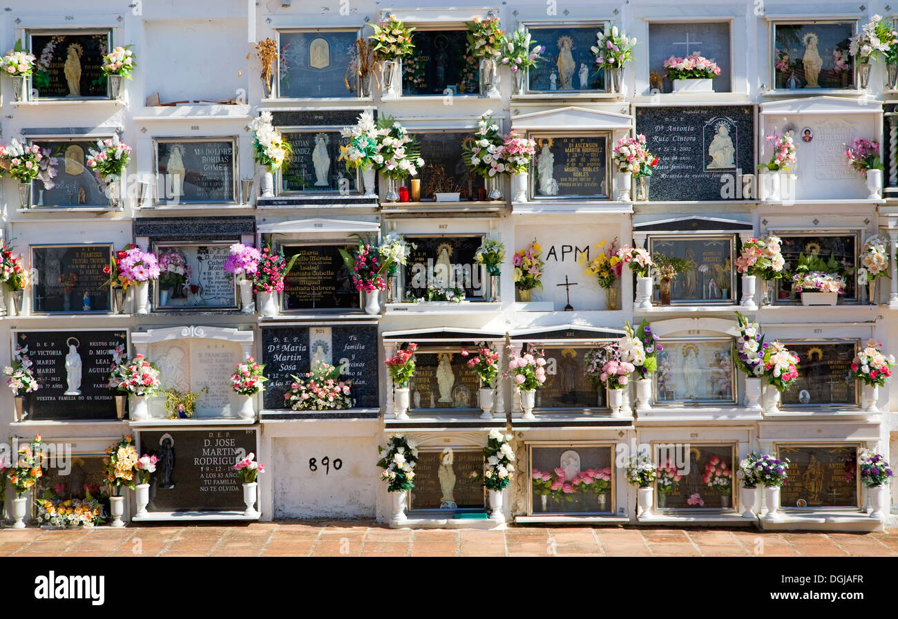 Friedhof, dekoriert mit Blumen Comares, Provinz Malaga, Spanien Stockfoto