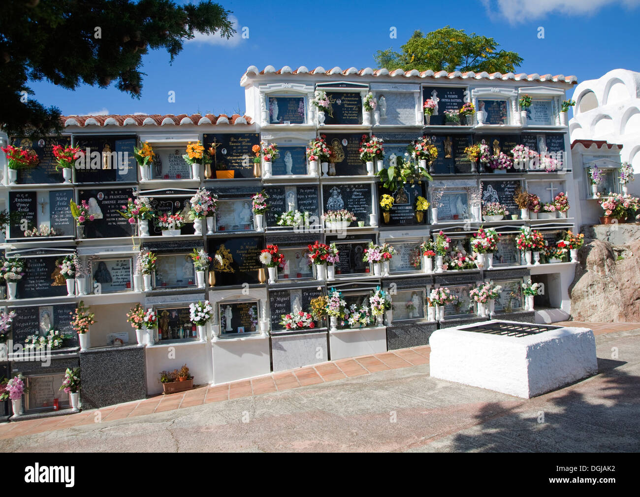 Friedhof, dekoriert mit Blumen Comares, Provinz Malaga, Spanien Stockfoto