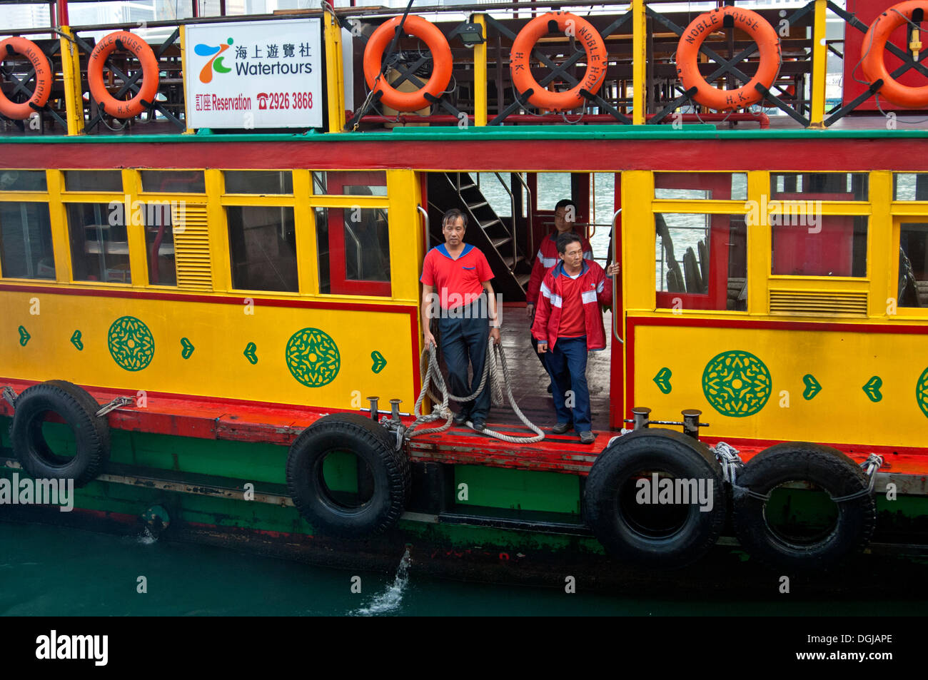 Besatzung der Exkursion Schiff "Noble House" steht bereit mit Seilen, dock, Victoria Harbour, Hong Kong, Hong Kong, China Stockfoto