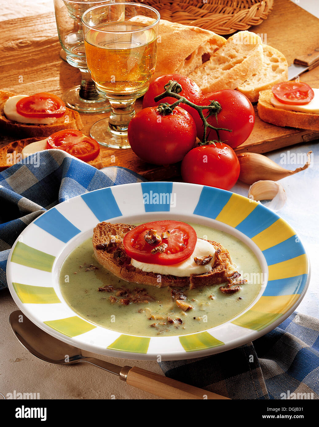 Cremige Zucchini-Suppe, Italien. Stockfoto