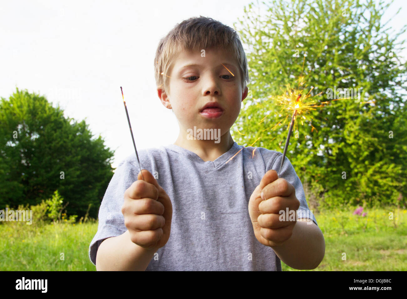 Porträt eines jungen mit Wunderkerzen Stockfoto