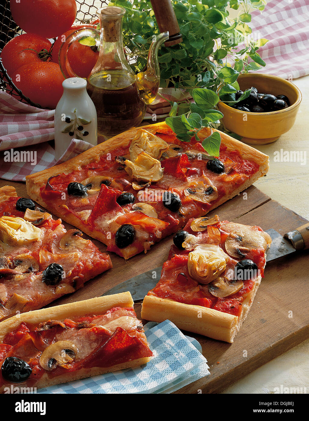 Pizza mit allem, Italien. Stockfoto