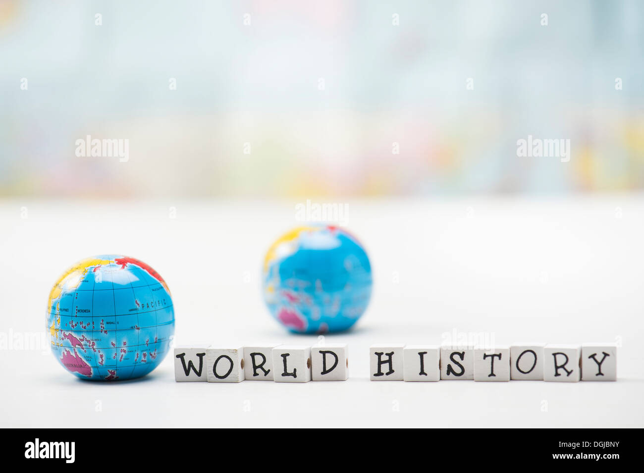 zwei Globen neben dem Wort Weltgeschichte Stockfoto