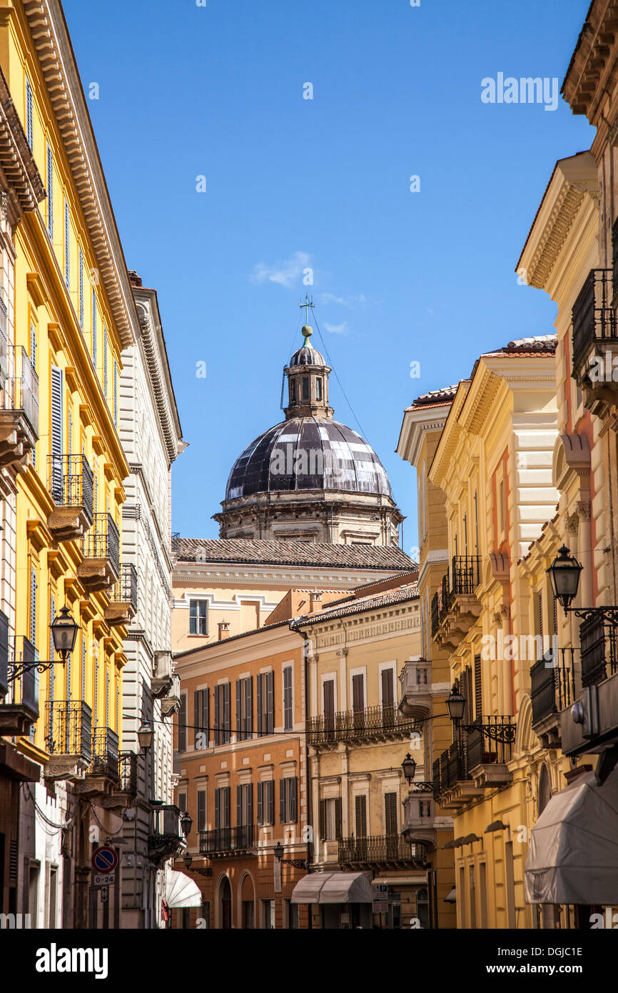 Straßenbild und Kirchenkuppel in Chieti, Abruzzen, Italien Stockfoto