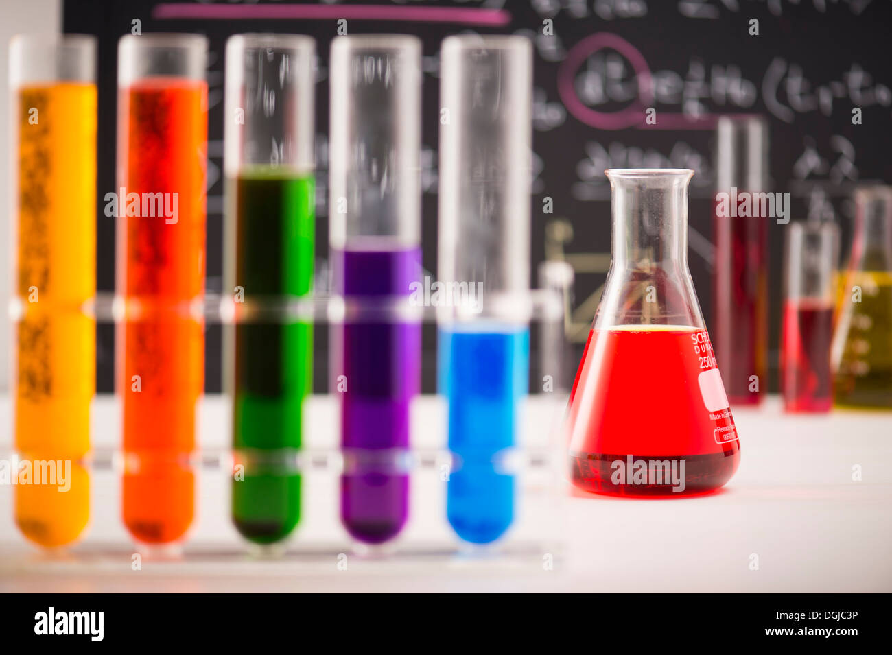 eine Reihe von Chemie-Flaschen auf den Tisch Stockfoto