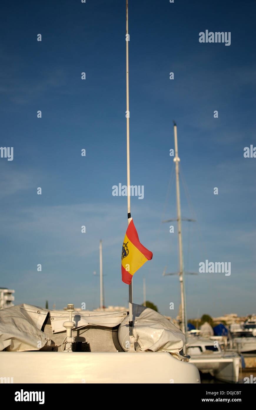 Spanische Flagge in einem Boot, in Santa Eulalia del Rio Sport Hafen (Puerto Deportivo de Santa Eulalia des Riu) Stockfoto