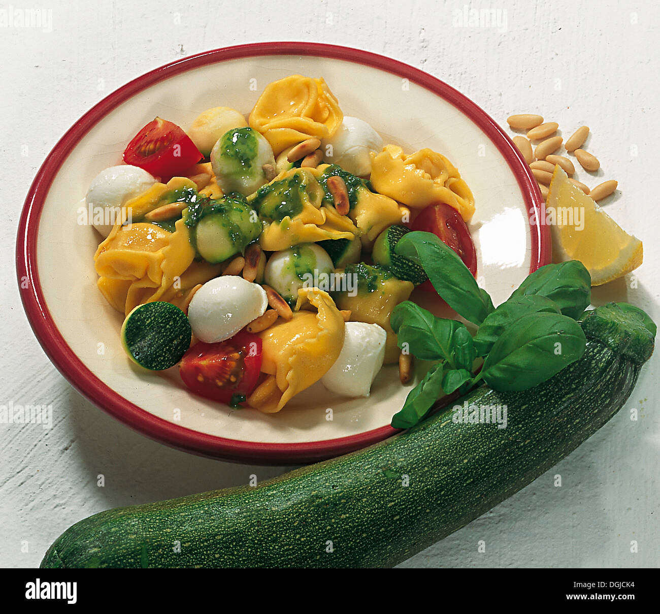 Tortellini-Salat mit Mozzarella, Italien. Stockfoto
