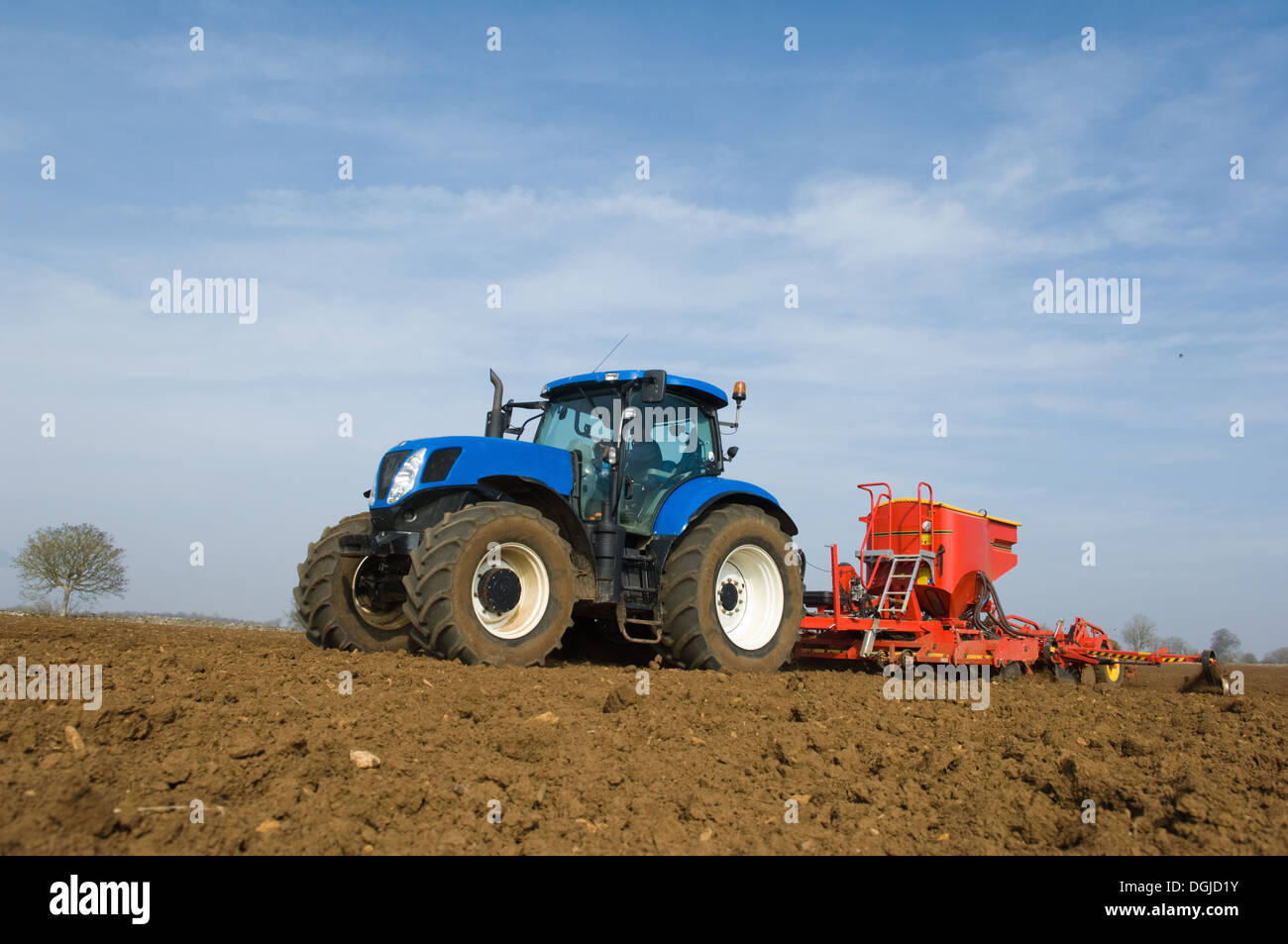 Traktor, die Ausrüstung, um Samen zu Pflanzen im Feld ziehen Stockfoto