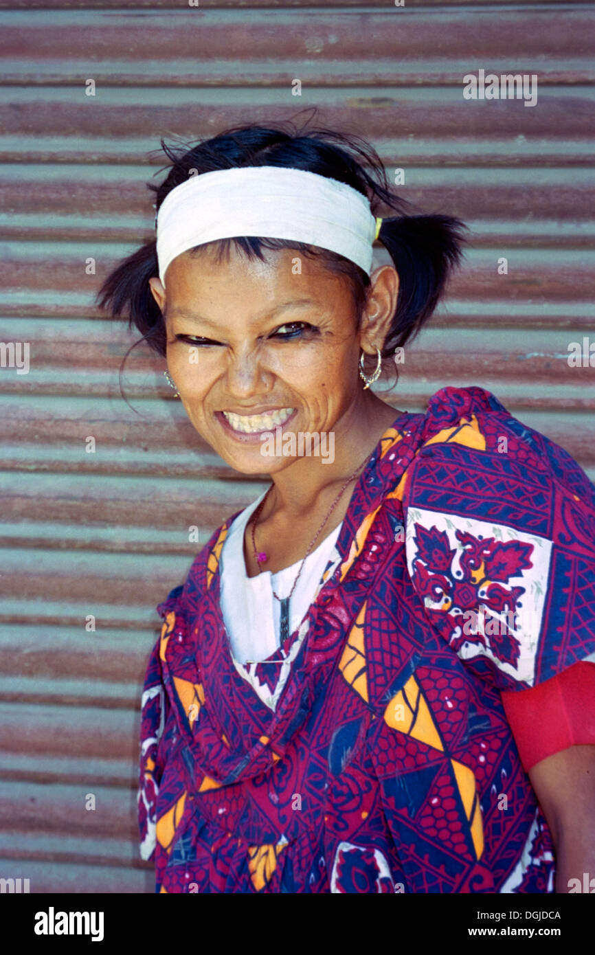 Streetwise junges Mädchen lächelt frech in Kathmandu-nepal Stockfoto