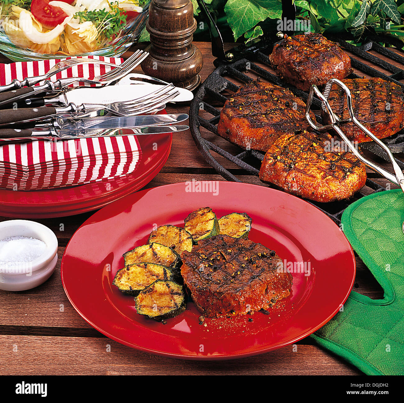 Minute Steak mit Zucchini, Deutschland. Stockfoto