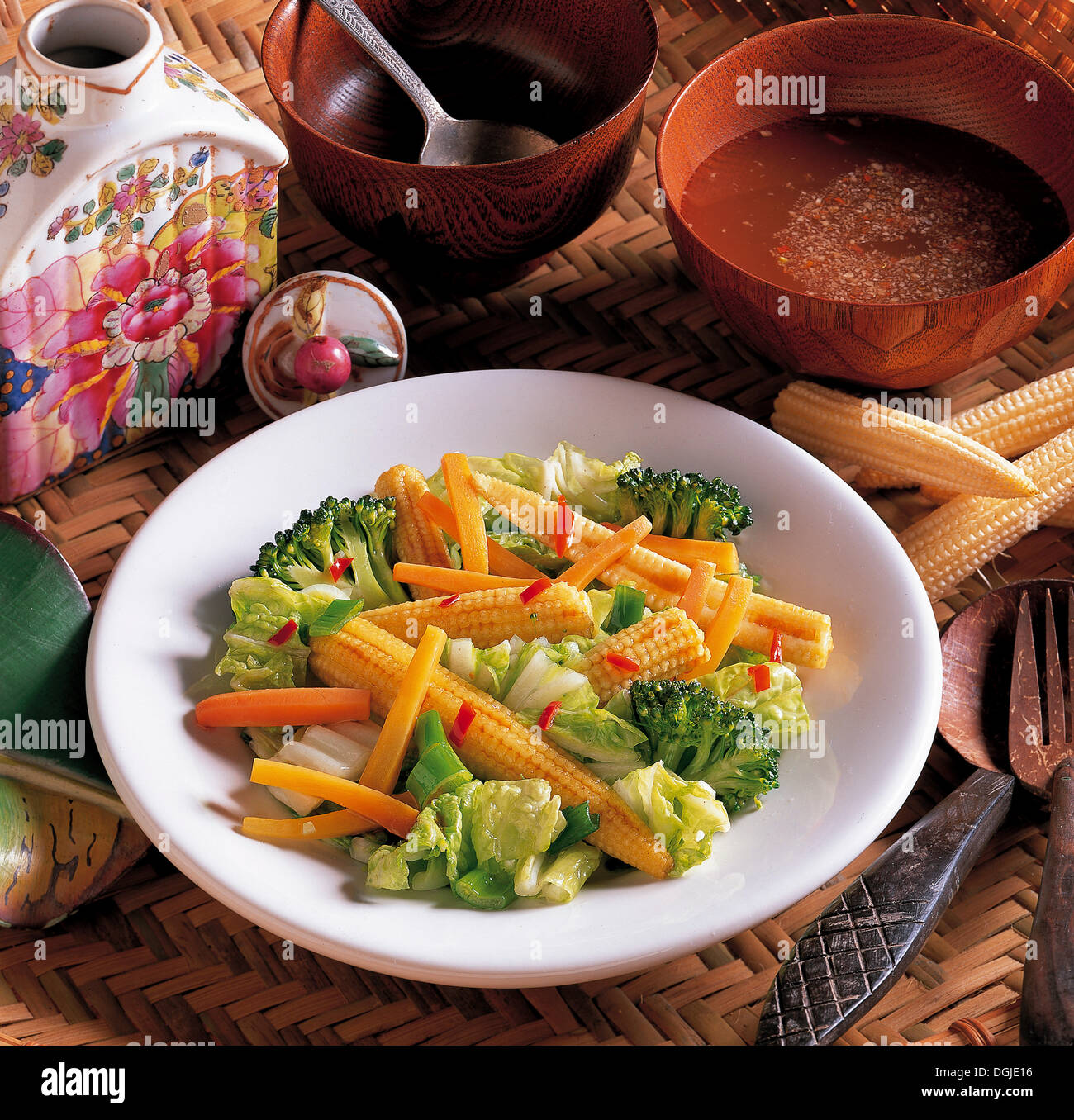 Thai gebratene Gemüse, Frühlingszwiebeln, Knoblauch, Chili, Karotten, Brokkoli, Mais, Chinakohl, Reiswein und Fisch-sauce und Stockfoto