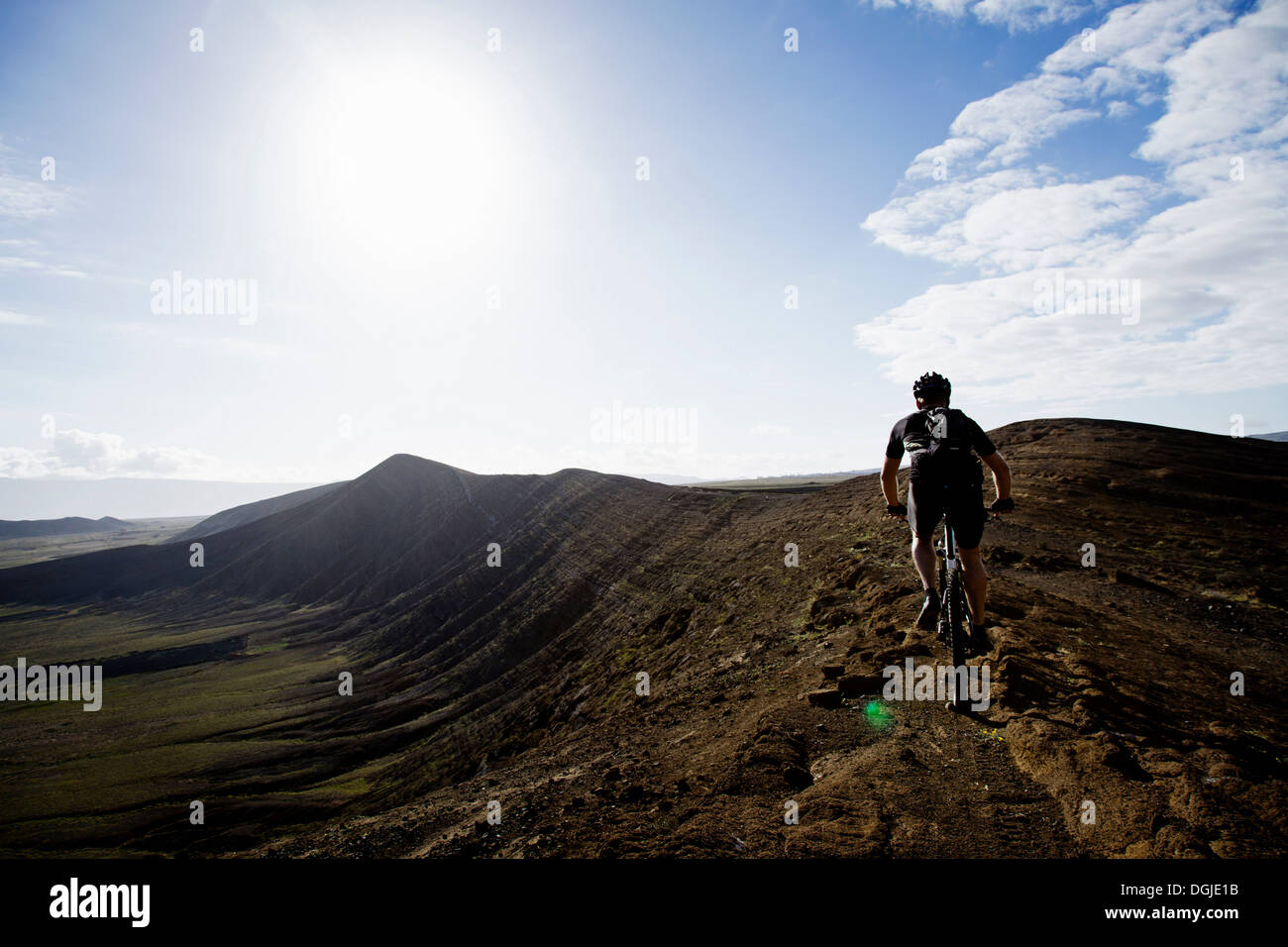 Mann Mountainbiken, Caldera del Cuchillo, Lanzarote Stockfoto