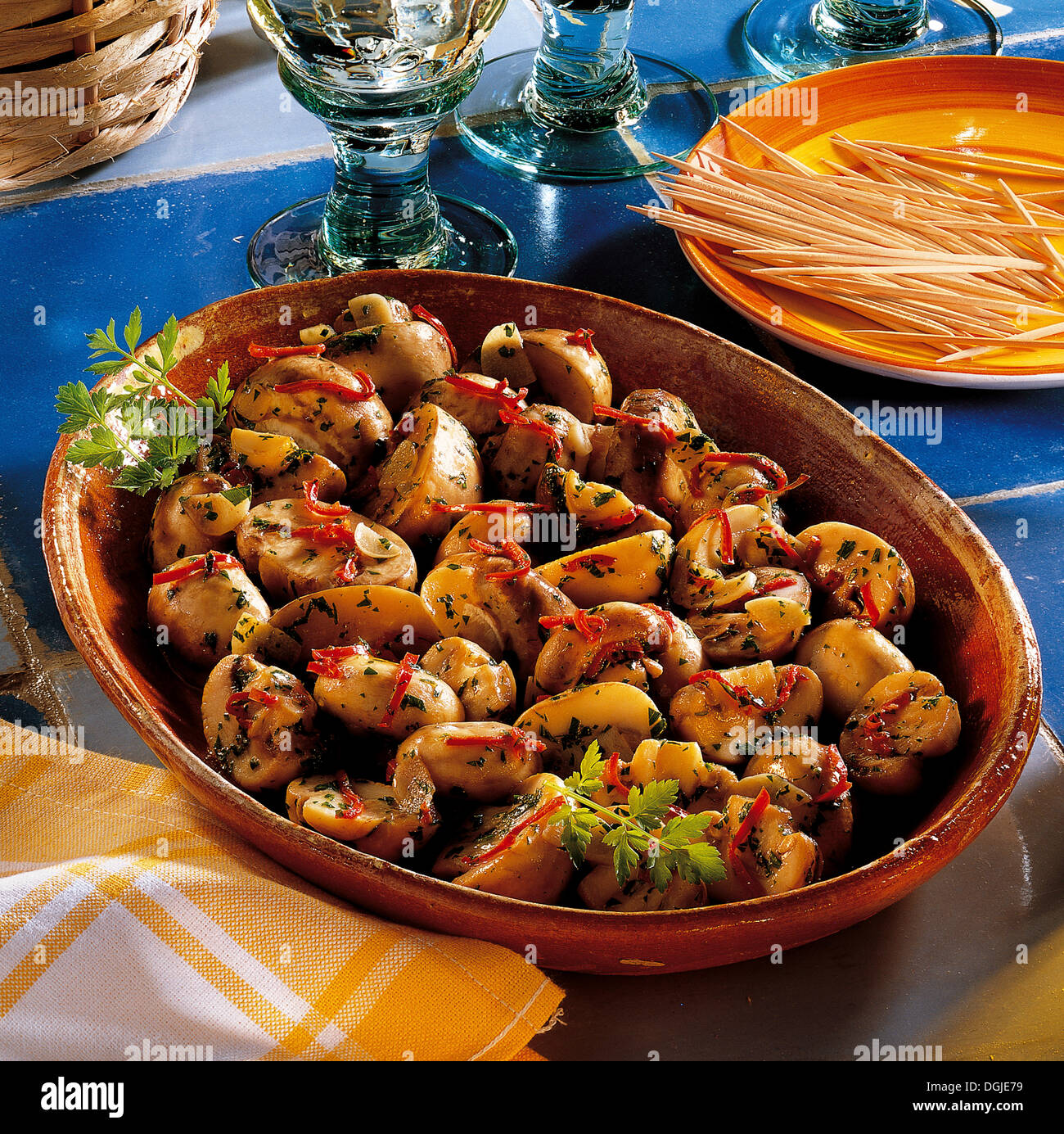 Pilze in Kräuteröl, in einer würzigen Brühe von Knoblauch und Chili, heiße Vorspeise, Spanien. Stockfoto