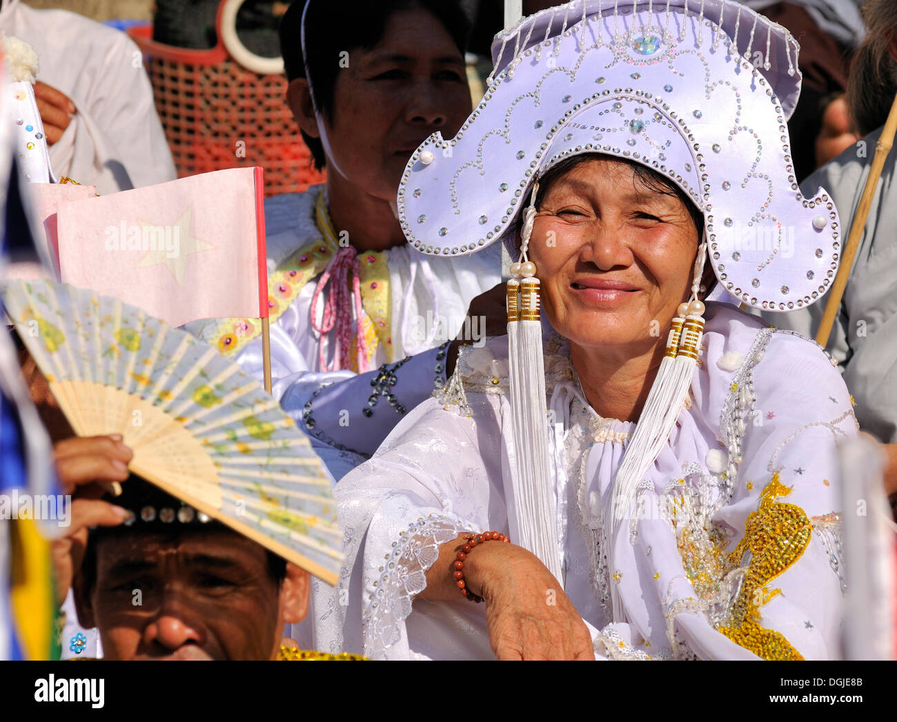 Frauen in traditioneller Tracht auf das größte und wichtigste religiöse Fest der Cham, Po Nagar Tempel, Vietnam Stockfoto