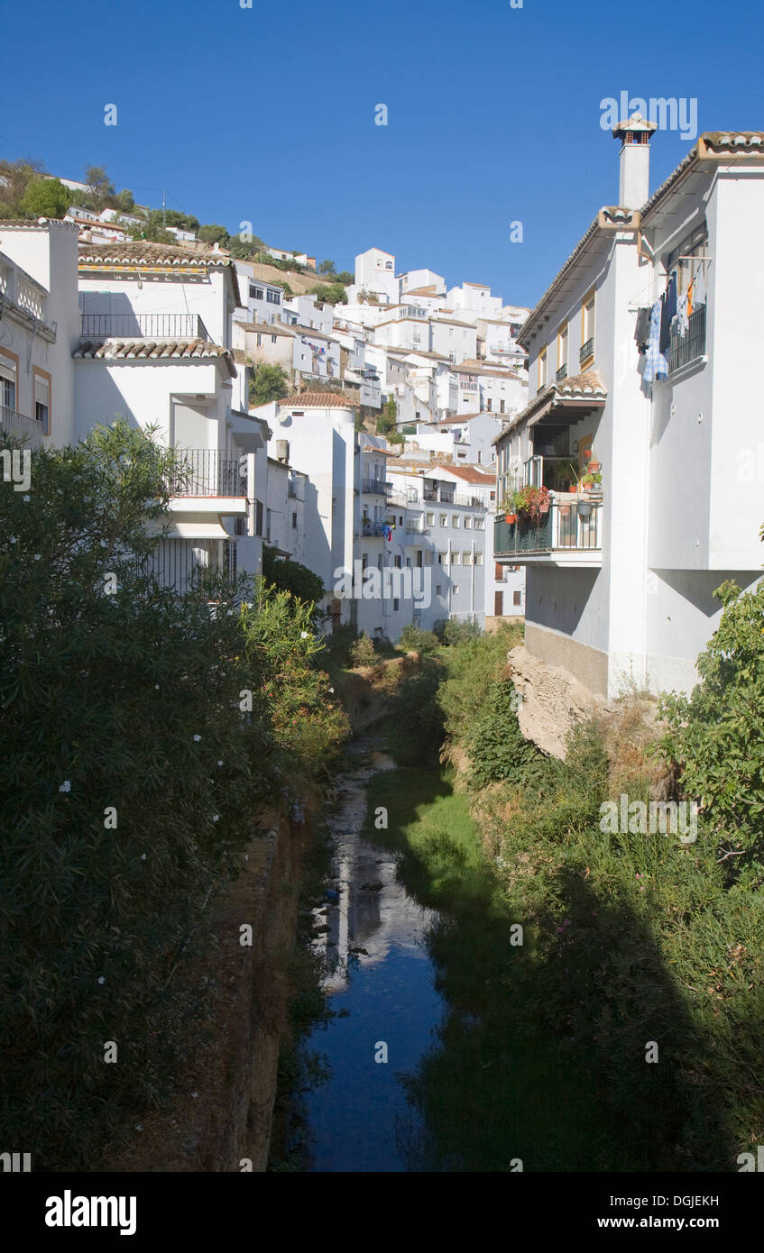 Fluss, vorbei an weiß getünchten Häusern Setenil de Las Bodegas, Provinz Cadiz, Spanien Stockfoto