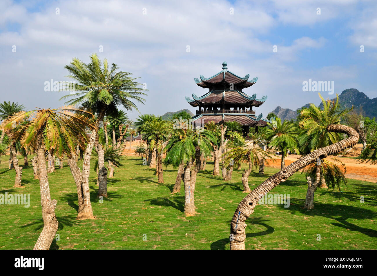 Glockenturm mit einer der schwersten Glocken der Welt, Baustelle die Chua Bai Dinh Pagode, eines der Stockfoto