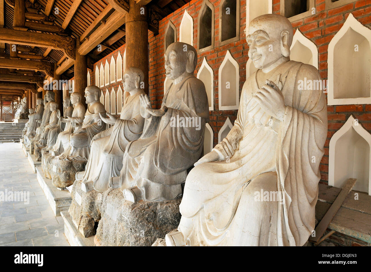 Alabaster Statuen im Inneren der Chua Bai Dinh Pagode, derzeit eine Baustelle, zu einem der größten Pagoden von Stockfoto