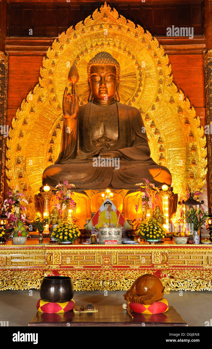 Goldene Buddha-Statue auf der Baustelle der Chua Bai Dinh Pagode, eine der größten Pagoden in Südost-Asien Stockfoto