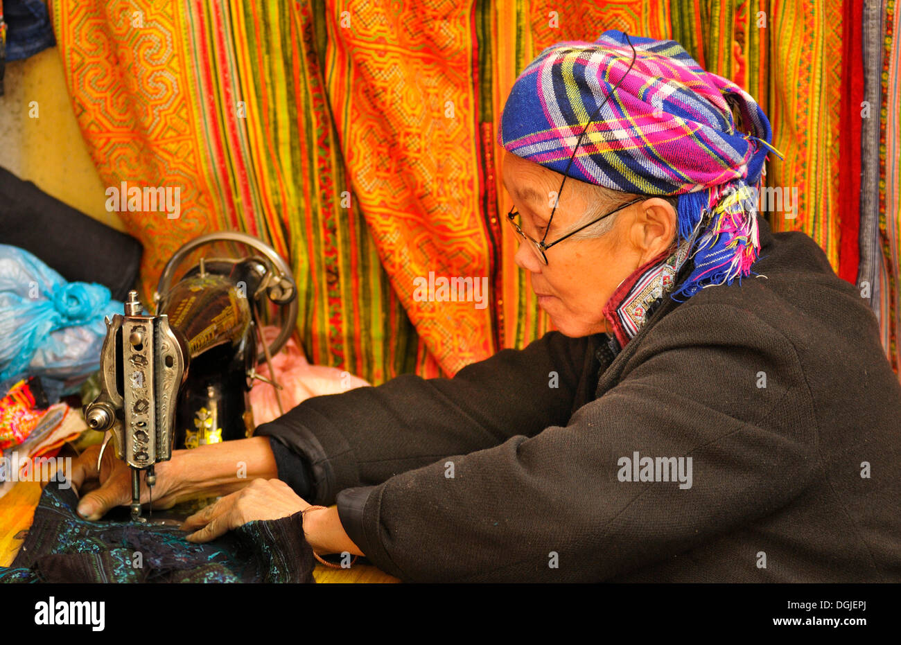 Nähen-alte der ethnischen Gruppe der Hmong, alte mechanische Nähmaschine auf dem Markt der Sapa oder Sa Pa, Provinz Lao Cai Stockfoto