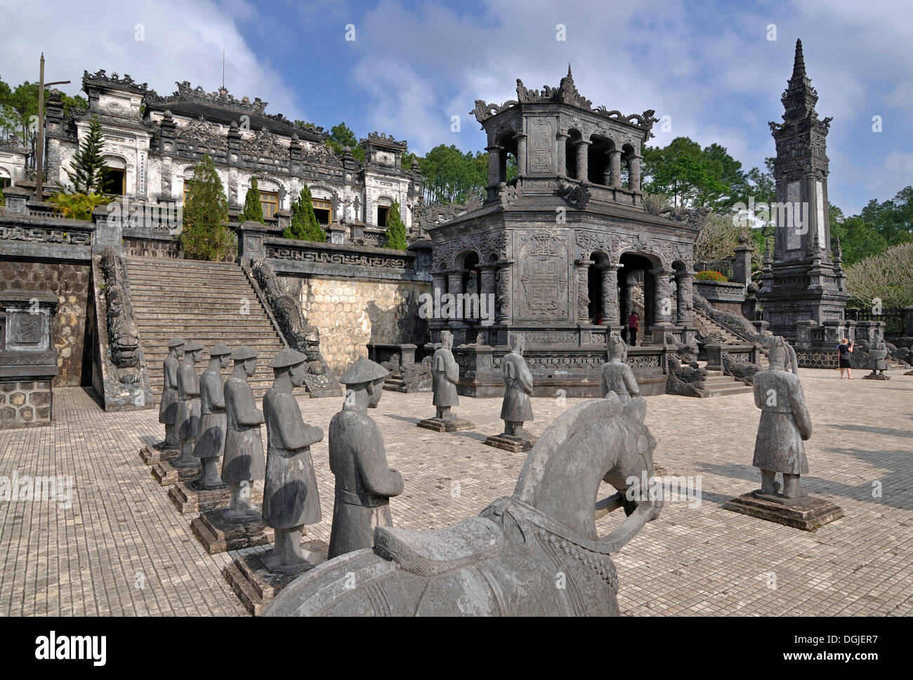 Grab von Kaiser Khai Dinh, Mausoleum, Wächter-Statuen aus Stein, Hue, UNESCO World Heritage Site, Vietnam, Asien Stockfoto