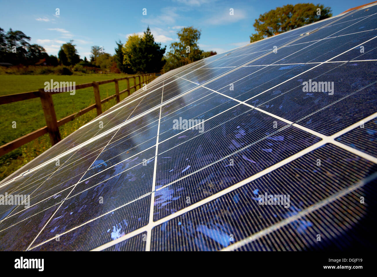 Solar-Panel-Array in ländlicher Umgebung in England. Stockfoto