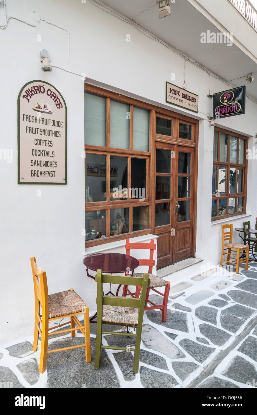 Tisch und Stühle auf einer griechischen Taverne, Insel Mykonos, Kykladen, Griechenland, Europa Stockfoto