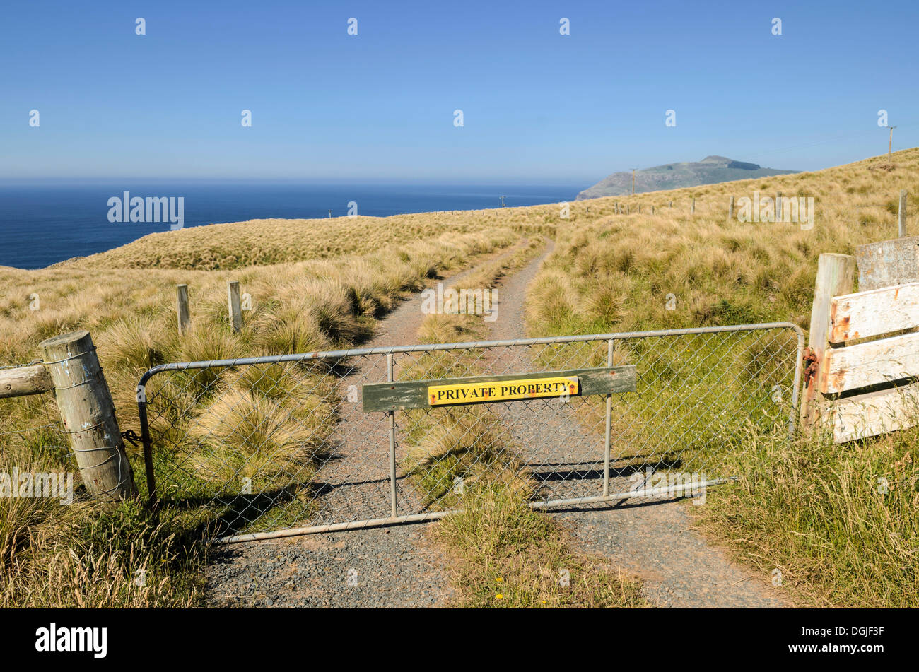 Tor mit einem Schild, Privateigentum, Otago, Südinsel, Neuseeland, Ozeanien Stockfoto