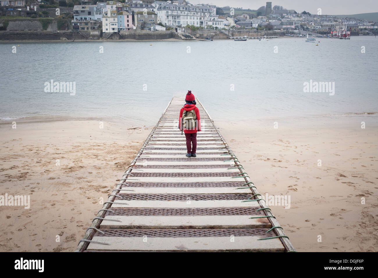 Rückansicht der junge Stand auf Pier mit Blick auf Meer Stockfoto