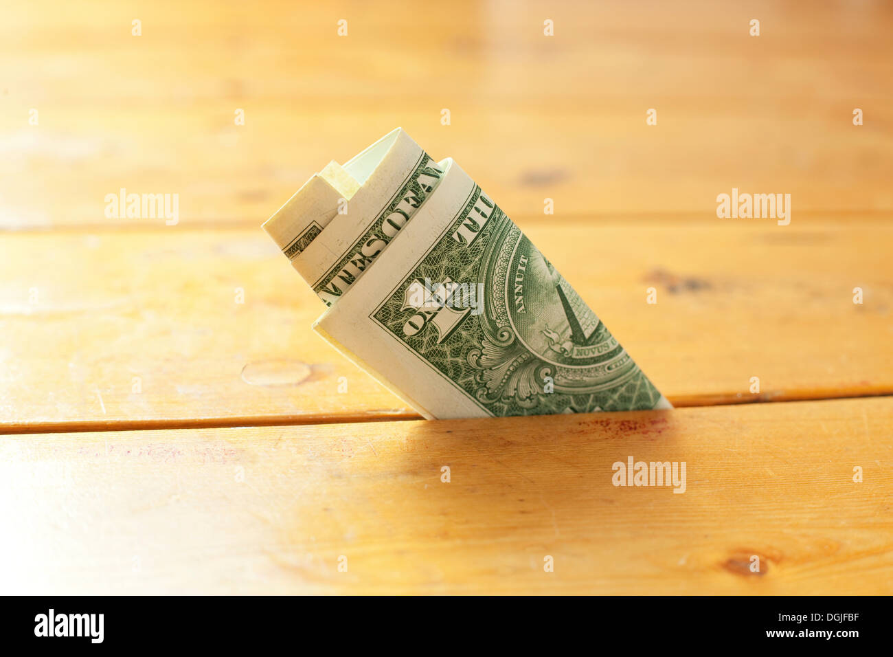 Eine Dollarnote zwischen Dielen Stockfoto