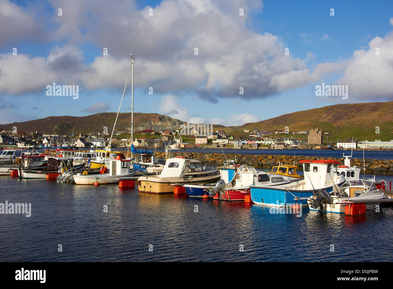 Ein Blick in Richtung Scalloway ist die alte Hauptstadt der Shetlands. Stockfoto