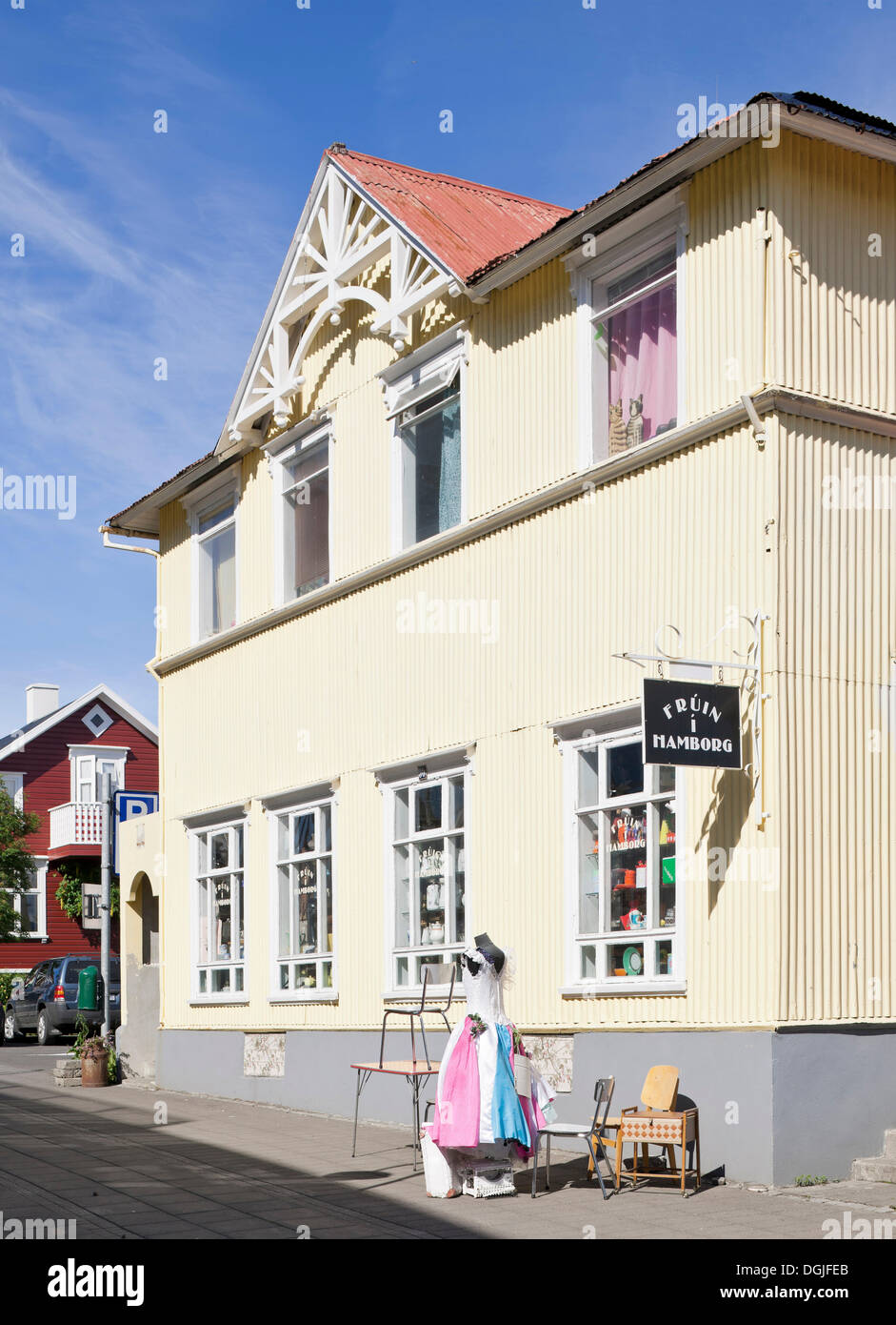 Typisches Haus mit Wellblech im Zentrum von Akureyri, Island, Europa Stockfoto