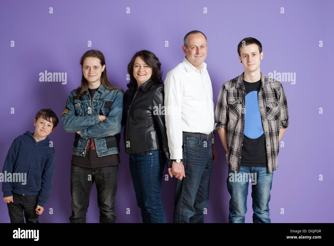 Porträt der Familie von fünf vor lila Hintergrund Stockfoto