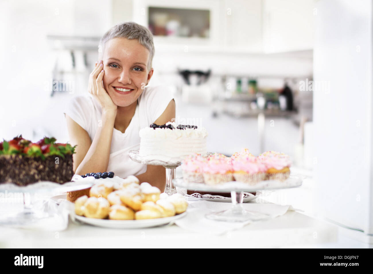 Porträt der Frau mit der Hand gemacht Kuchen Stockfoto