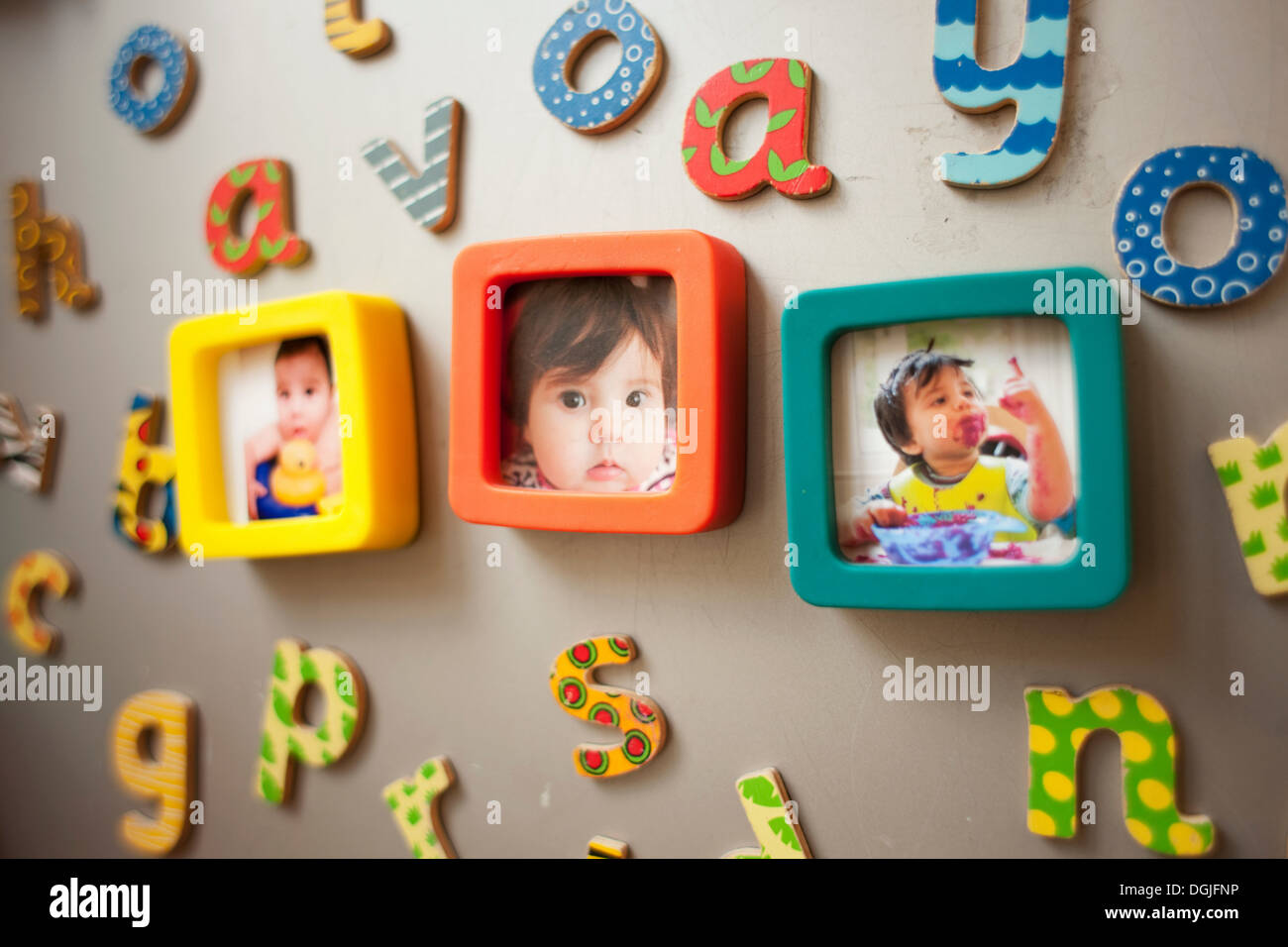 Kindheit-Fotografien und Bild an Wand Stockfoto