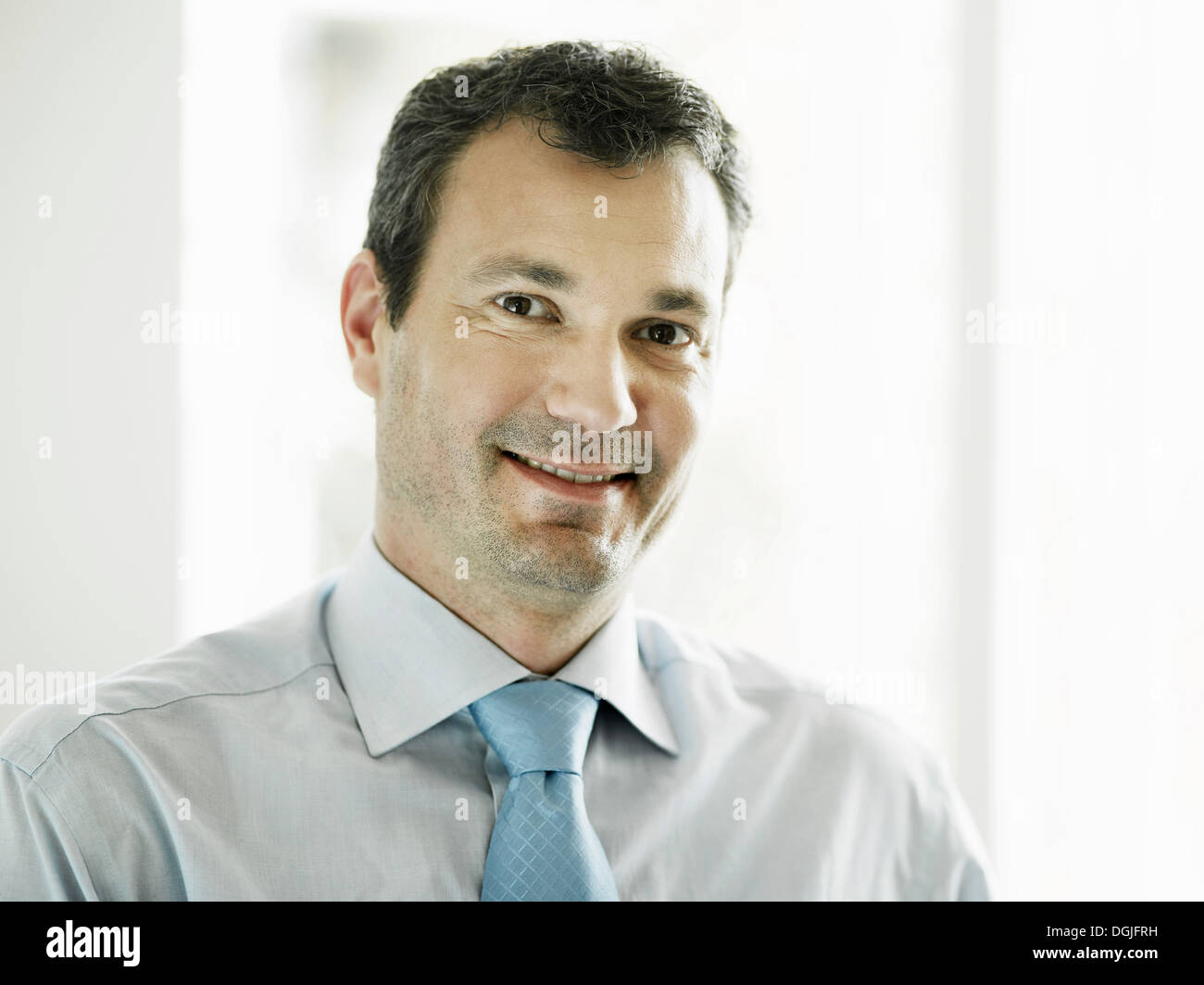 Porträt von reifer Geschäftsmann lächelnd Stockfoto