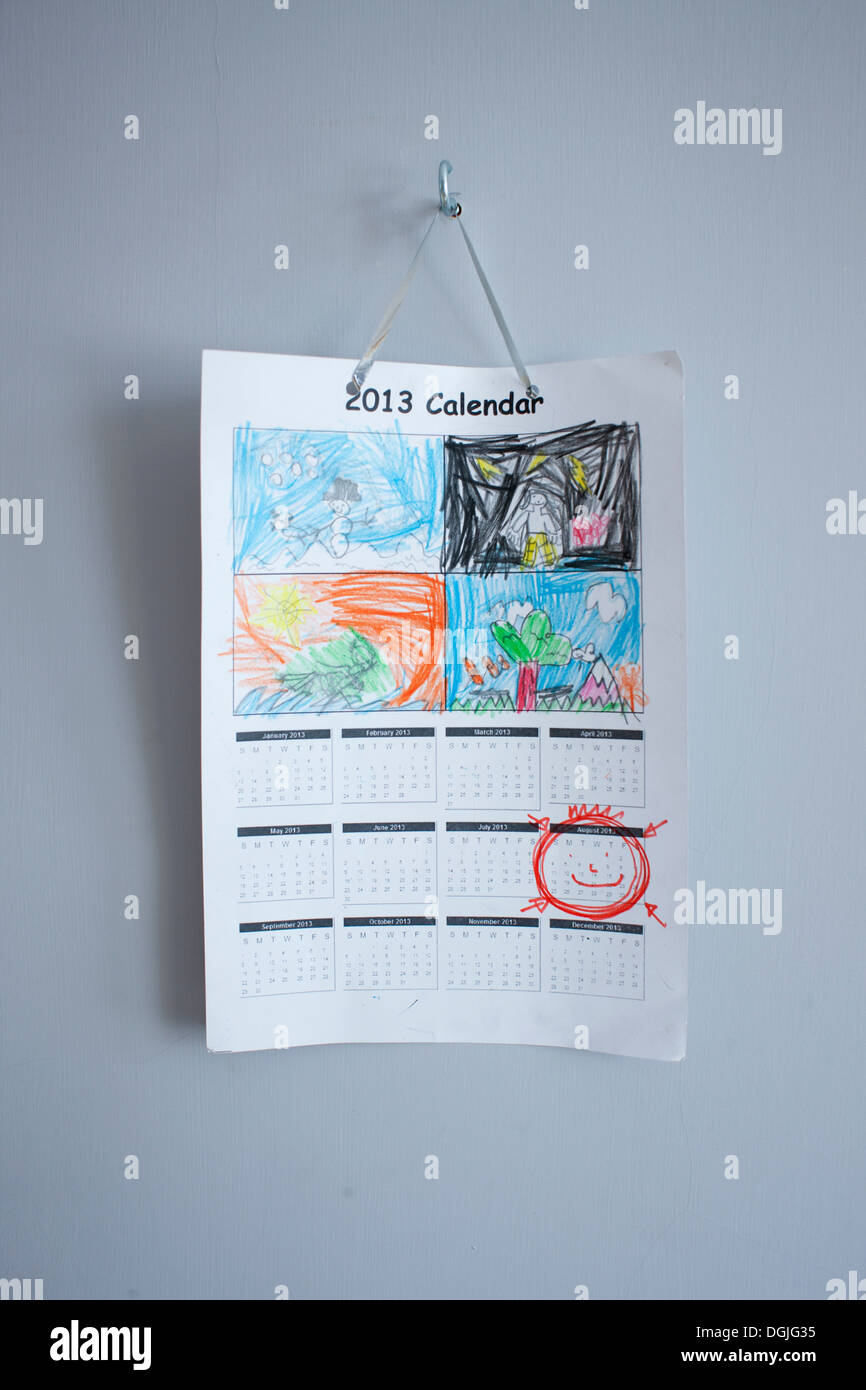 Kinderzeichnungen Kalender an der Wand hängen Stockfoto