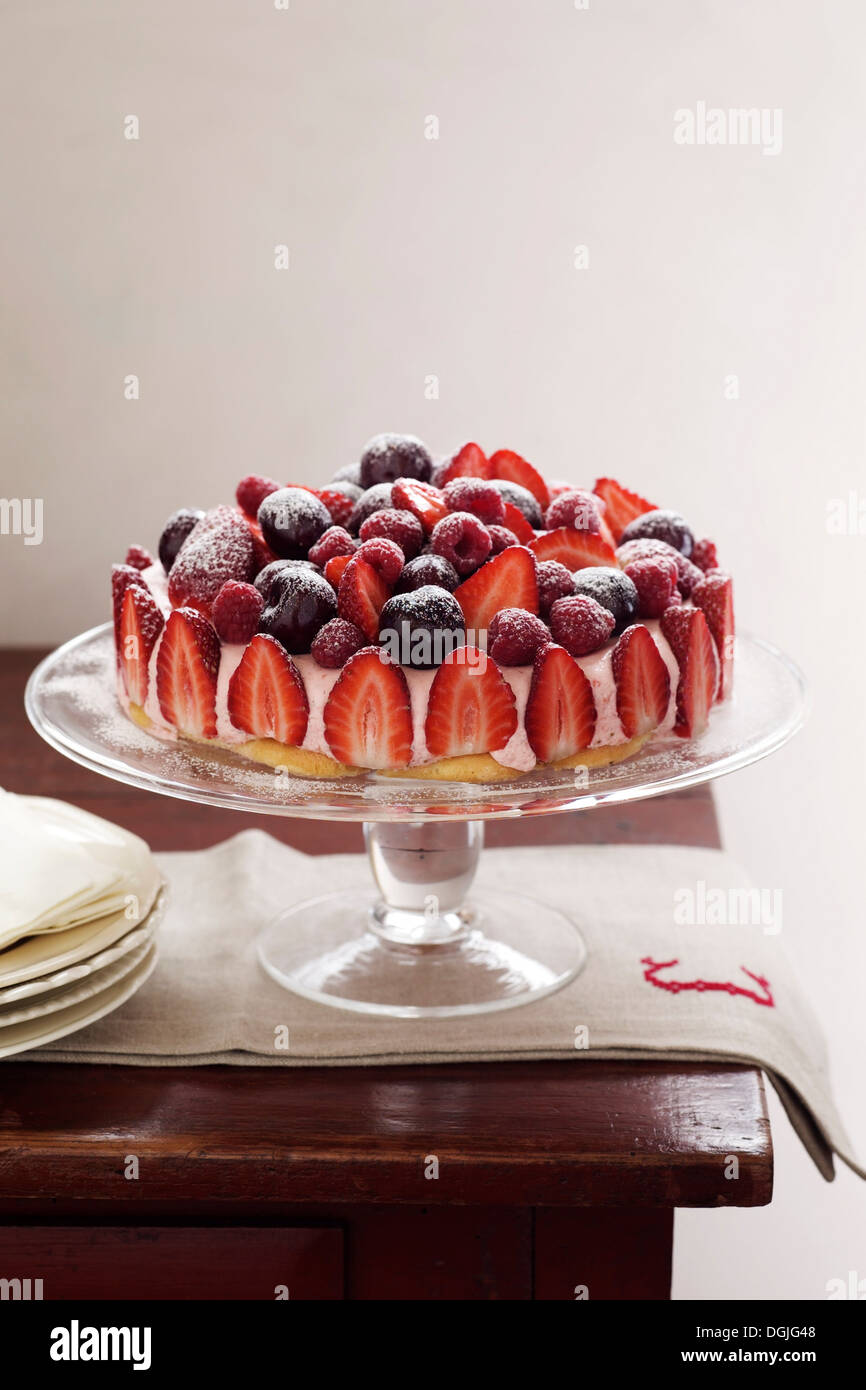 Eis und Beeren-Kuchen Stockfoto
