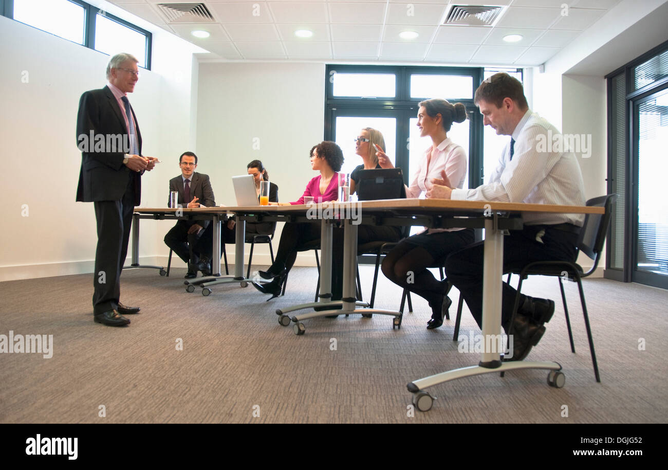 Bürokollegen treffen im Konferenzraum Stockfoto