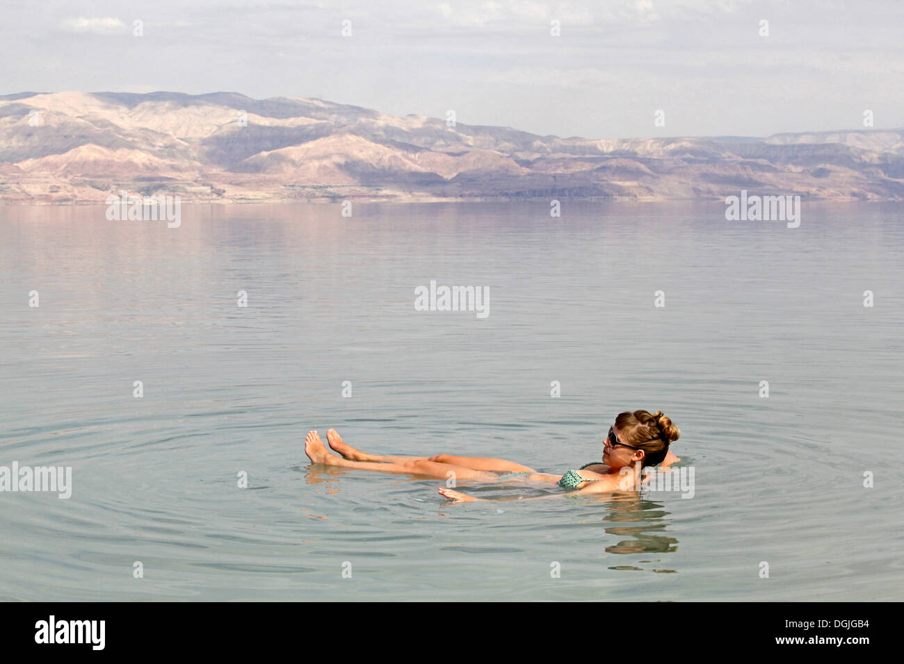 Junge Frau im Toten Meer, Westjordanland, Israel, Nahost Stockfoto