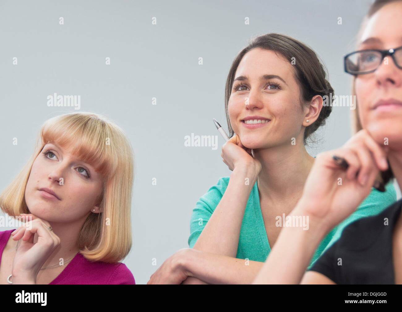 Frauen hören Präsentation Stockfoto