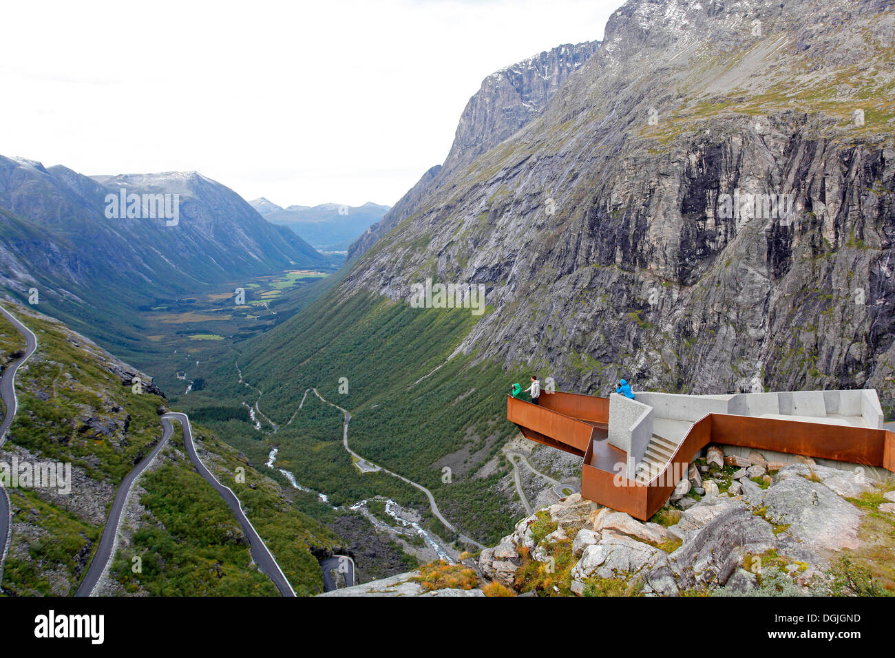 Aussichtsplattform auf der Trollstigen oder Troll Wanderweg, einer der berühmtesten norwegischen Touristenrouten, Åndalsnes Stockfoto
