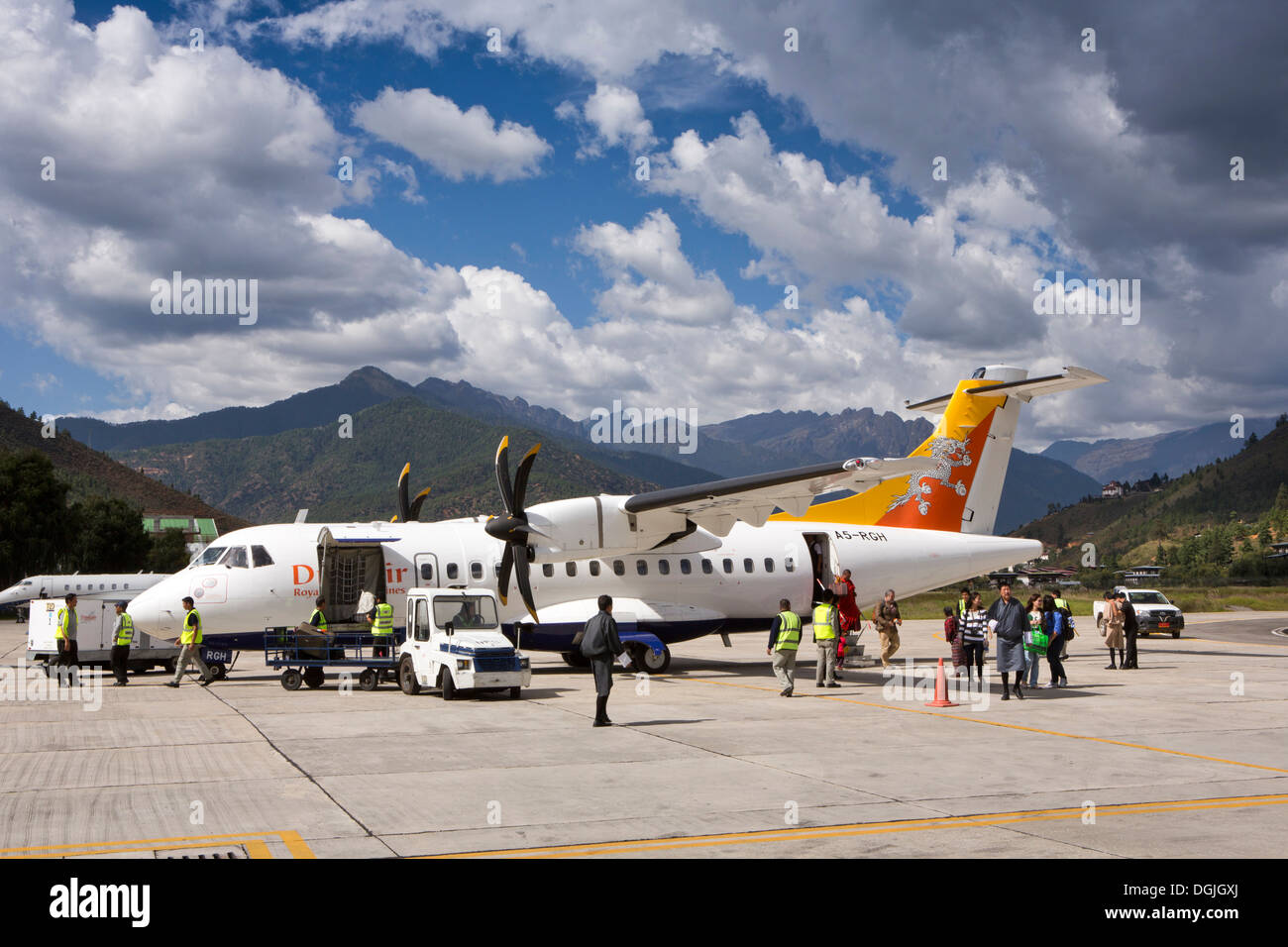 Bhutan, internationalen Flughafen Paro, Passagiere aussteigen Druk Air ATR 42-500-Flugzeug Stockfoto