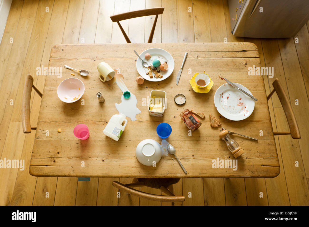 Draufsicht der Frühstückstisch mit gegessen Nahrung und chaotisch Platten Stockfoto