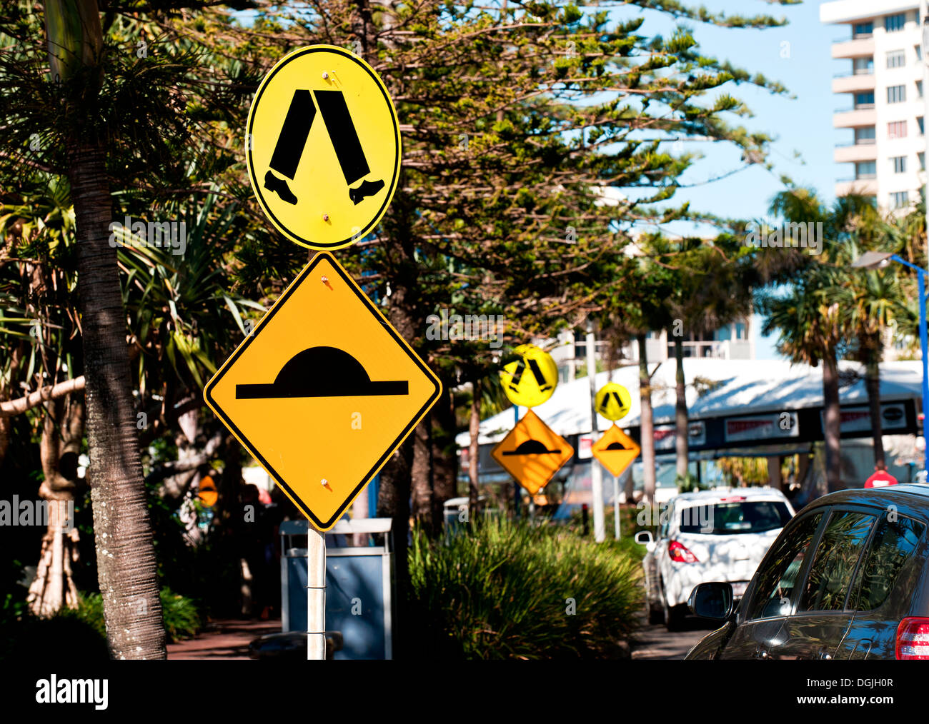 Verkehrszeichen auf der Mooloolaba Esplanade in Queensland. Stockfoto