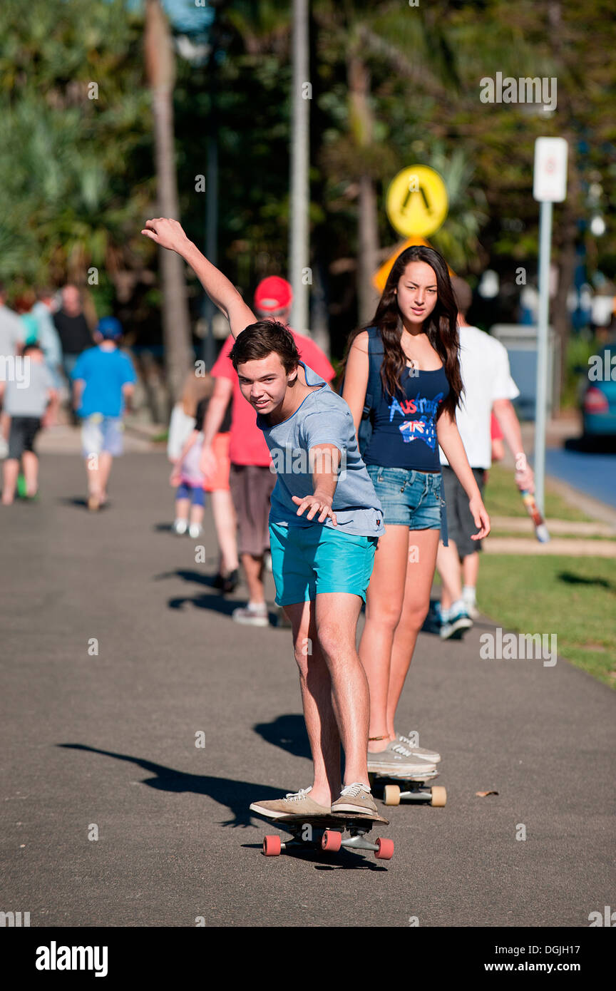 Jugendliche skaten entlang der Strandpromenade in Mooloolaba an der Sunshine Coast in Queensland. Stockfoto