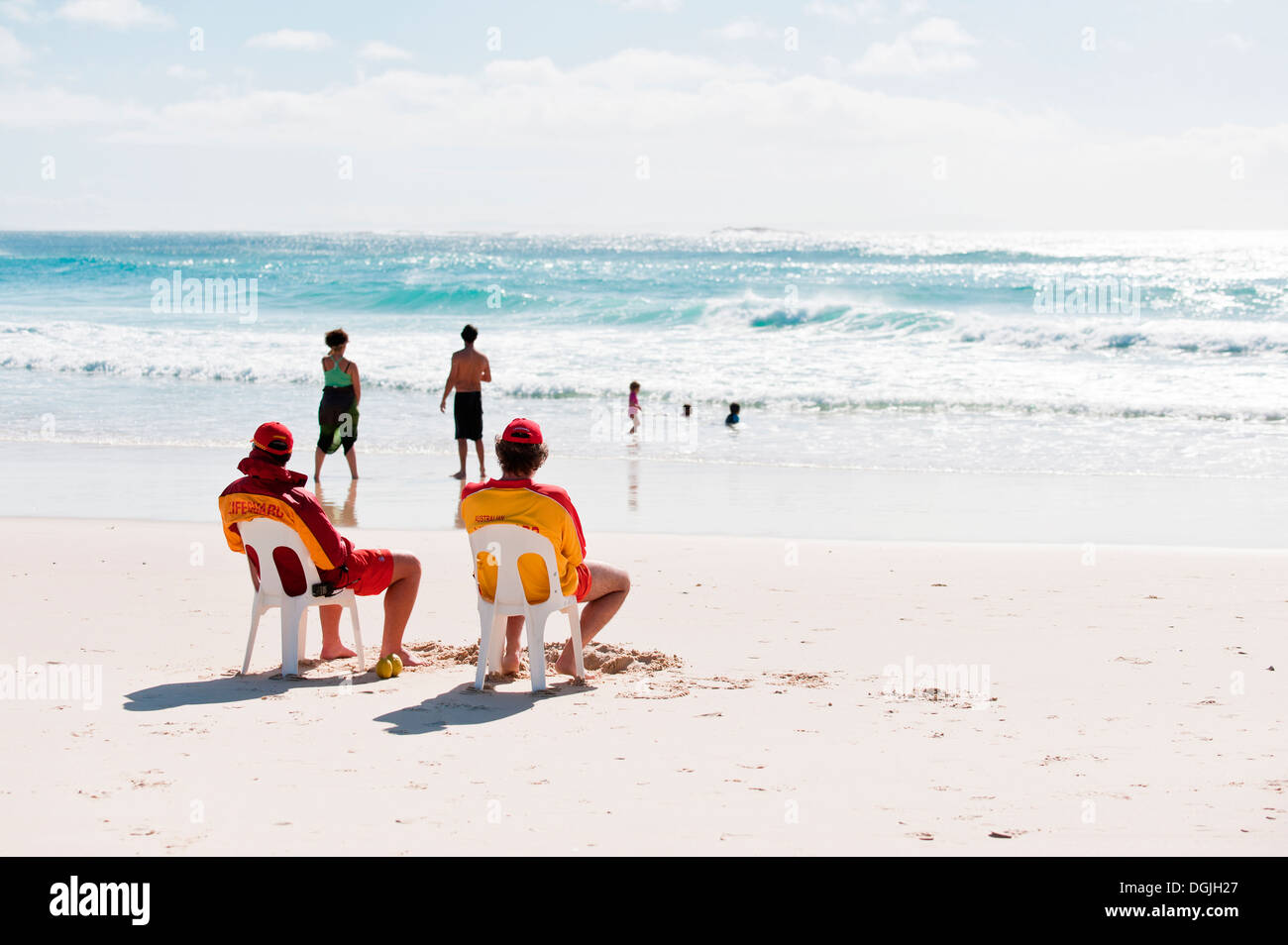 Rettungsschwimmer im Einsatz am Zylinder Strand auf North Stradbroke Island in Queensland. Stockfoto