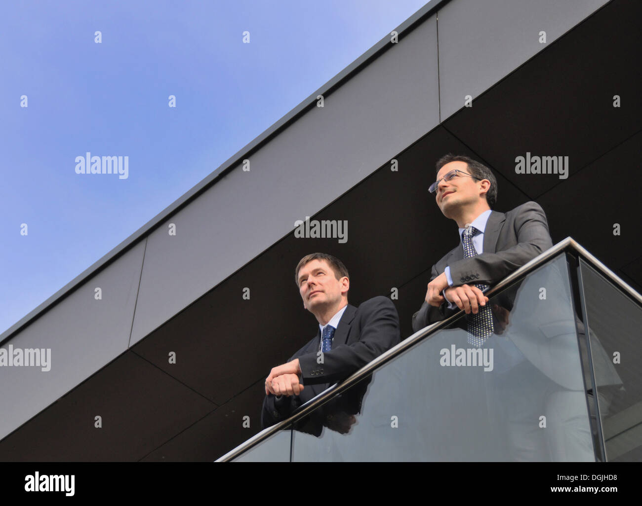 Zwei Bürokollegen auf Balkon, niedrigen Winkel Stockfoto