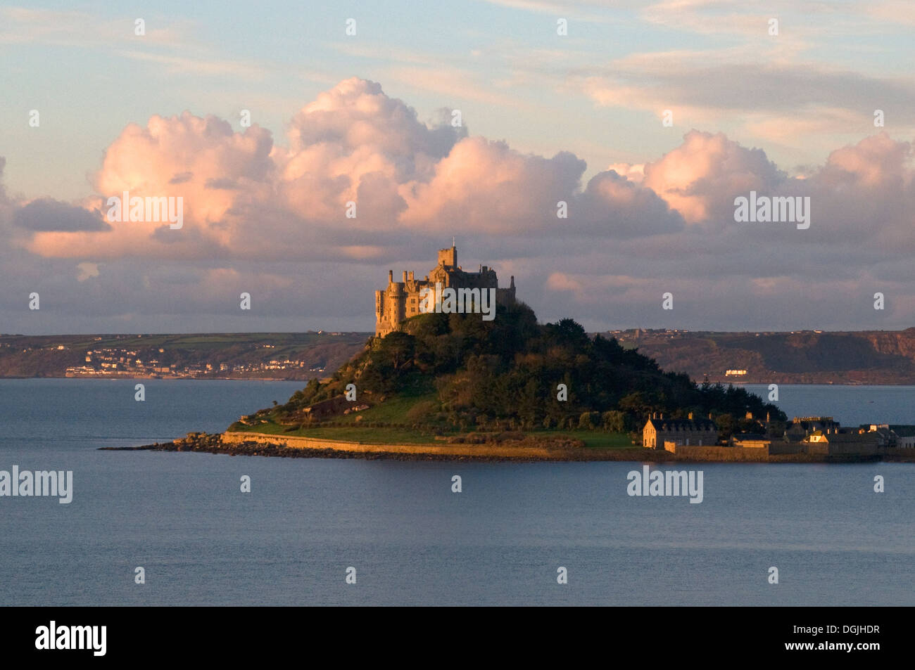 St. Michaels Mount Sonnenaufgang Wolken Hintergrund und Mount Bay & Meer im Vordergrund Marizion Penzance Cornwall Lands End Halbinsel Stockfoto