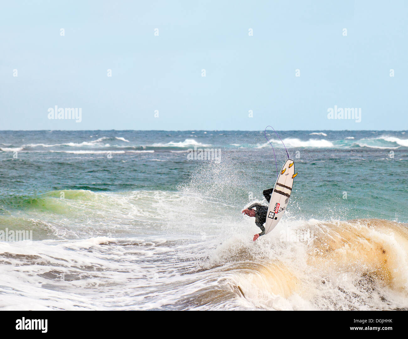 Ein Surfer vor der Küste von Margaret River Region in Western Australia. Stockfoto